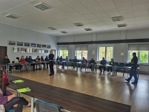 Na zdjęciu widzimy policjantów ruchu drogowego, którzy przeprowadzają profilaktykę