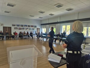 Na zdjęciu widzimy policjantów ruchu drogowego, którzy przeprowadzają profilaktykę