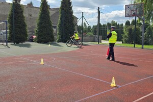 Zdjęcia przedstawiają egzamin na kartę rowerową pod okiem policjantów