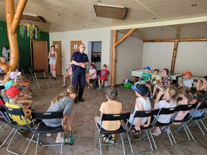 Na zdjęciach spotkanie policjantów i przedstawicieli SANEPIDU z połkolonistami