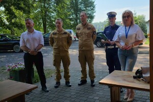Zdjęcie przedstawia spotkanie służb z harcerzami