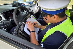 Policjant wypisujący mandant za przekroczenie prędkości