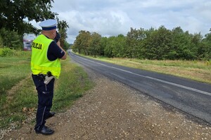 Na zdjęciu widać policjanta mierzącego prędkość