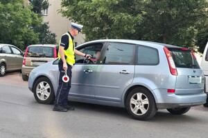 Na zdjęciu policjanci przeprowadzający badania na stan trzeźwości