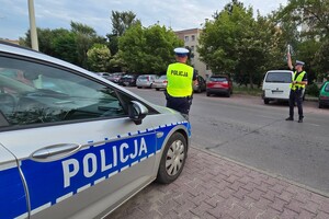 Na zdjęciu policjanci przeprowadzający badania na stan trzeźwości