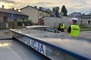 Na zdjęciu policjanci przeprowadzający badania na stan trzeźwości