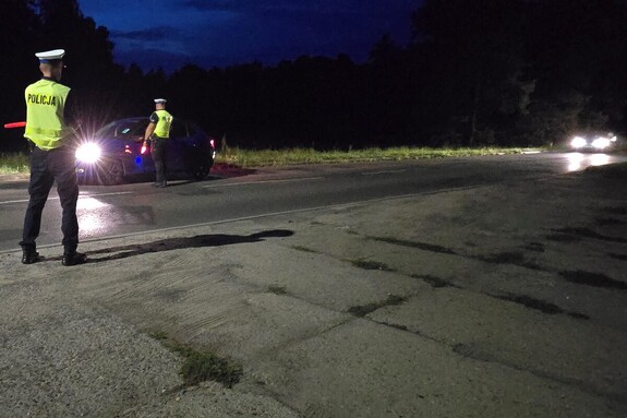 Na zdjęciu policjanci przeprowadzający badania na stan trzeźwości