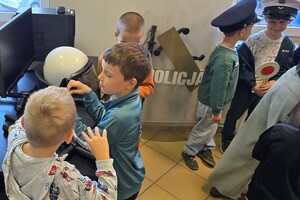 Na zdjęciu widać przedszkolaki oraz umundurowanych policjantów