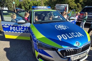 Na zdjęciu widać przedszkolaki oraz umundurowanych policjantów