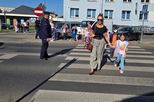 Na zdjęciu widać przedszkolaki oraz umundurowanych policjantów