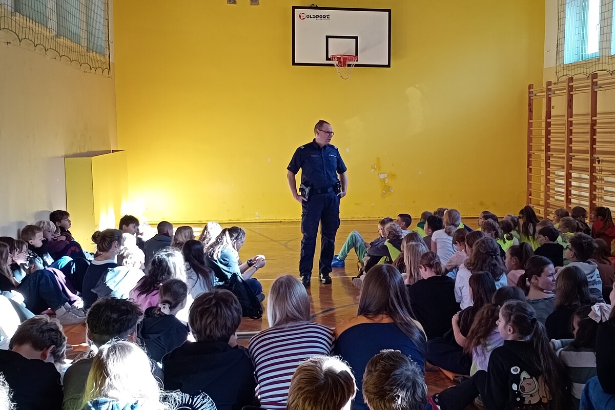 Policjanci spotkali się z uczniami w Żarkach-Letnisko w ramach Tygodnia